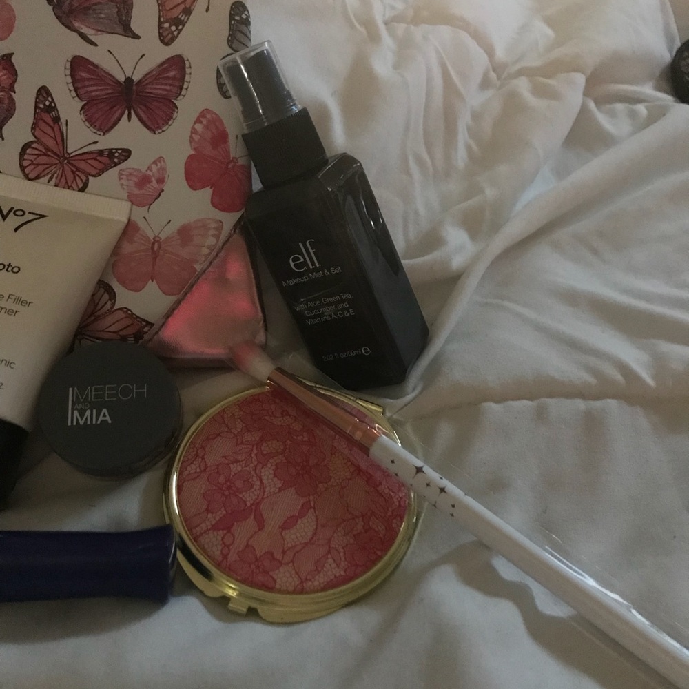 ❤️With free gift❤️Cosmetic bag w/ makeup - Picture 7 of 8